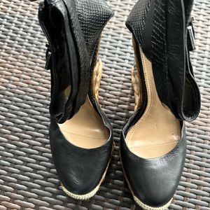 Black leather platform with rope trim, lacquer finish. Size 10.